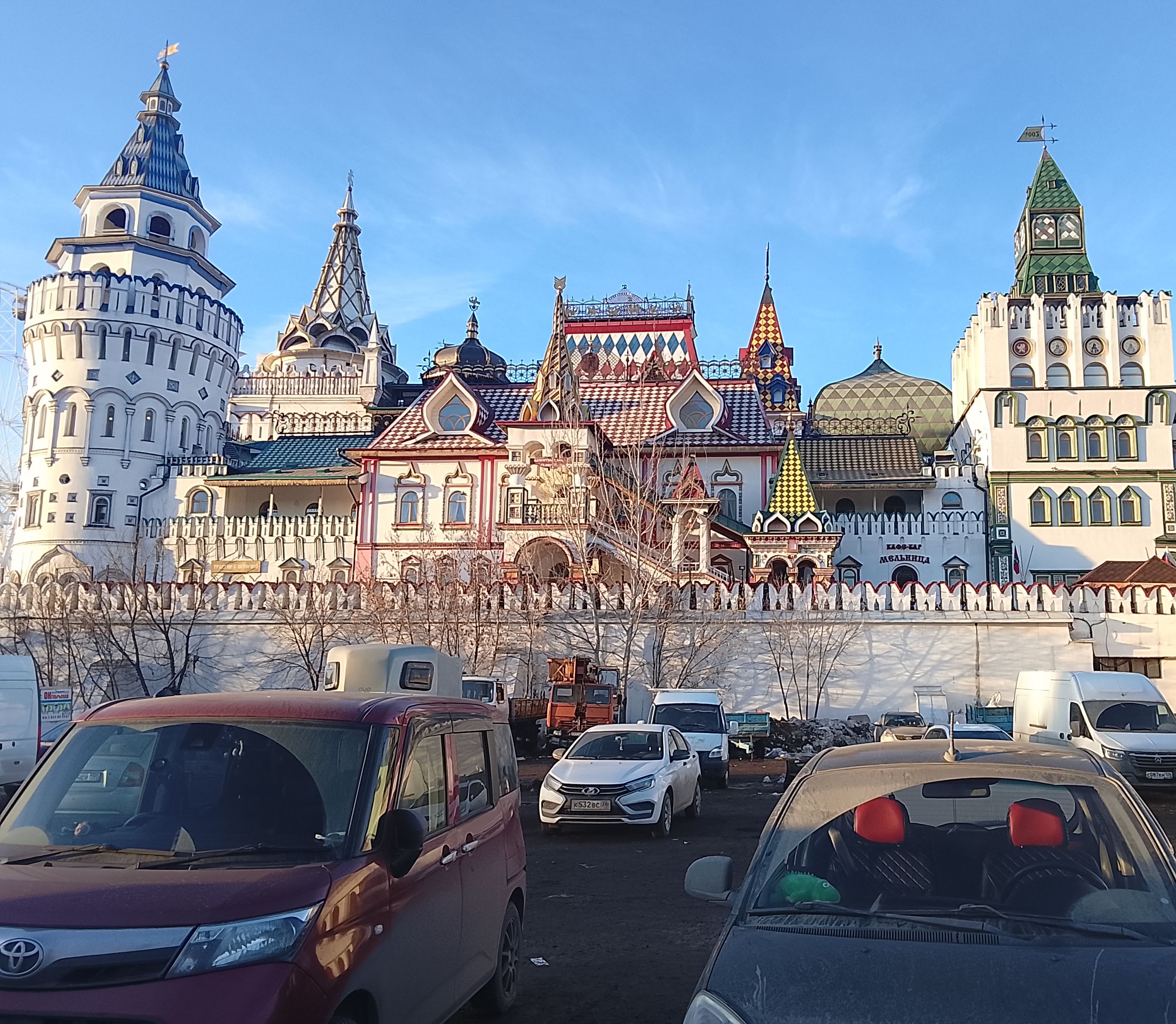 Девушка с кофе в секретном дворе