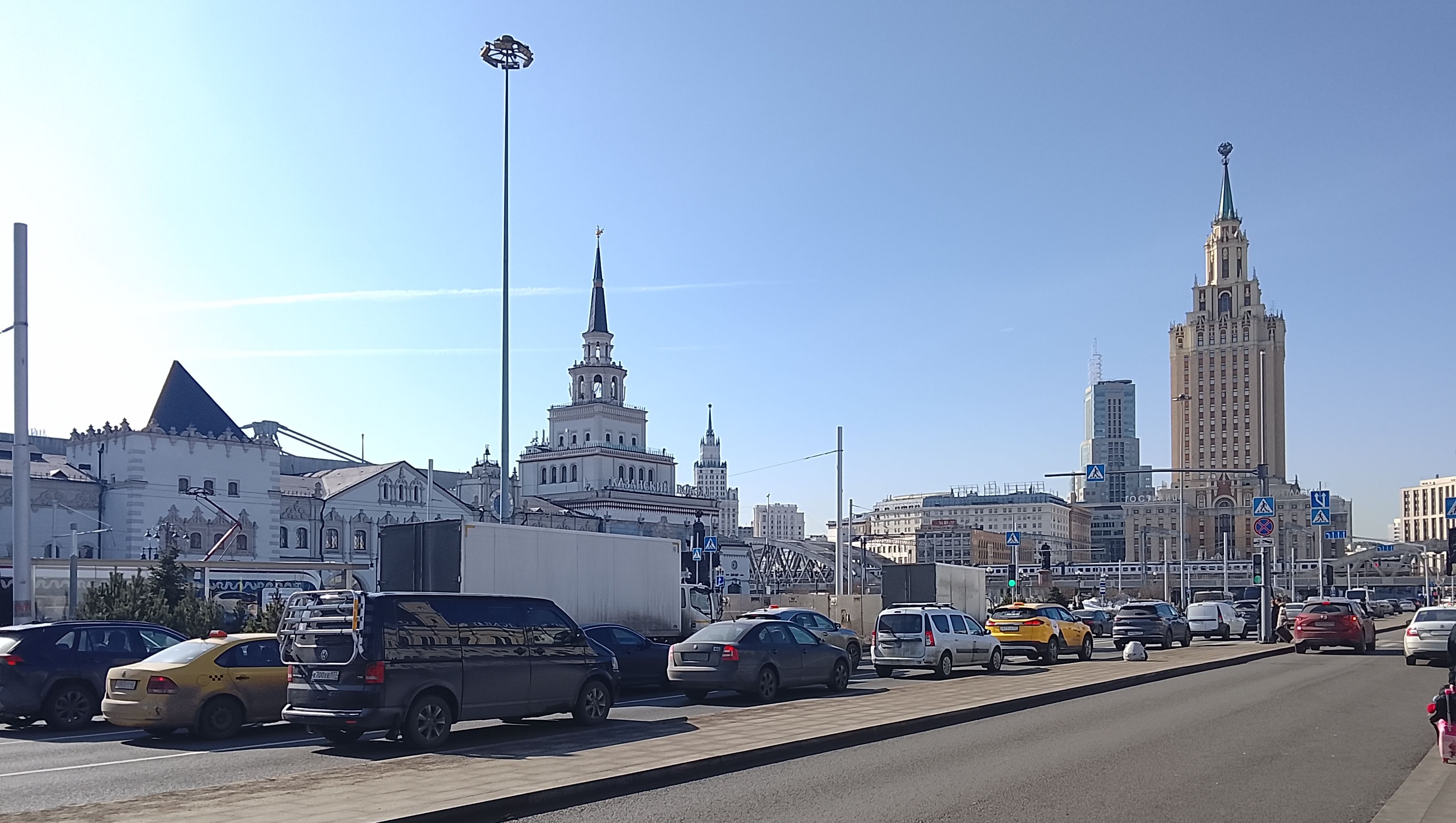 Необычные трамвайные пути и электробус в Москве